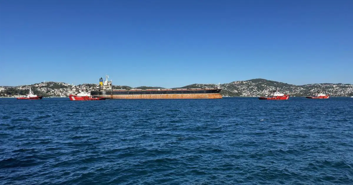 Rusya'da saldırıya uğrayan gemi İstanbul Boğazı'ndan geçti