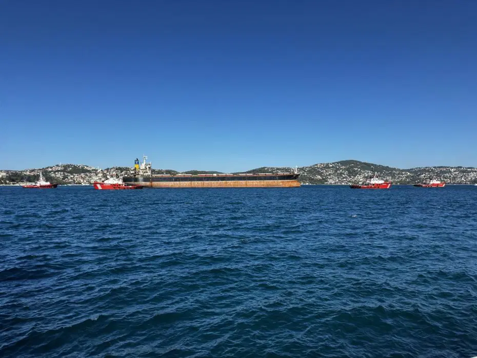 Rusya'da saldırıya uğrayan gemi İstanbul Boğazı'ndan geçti