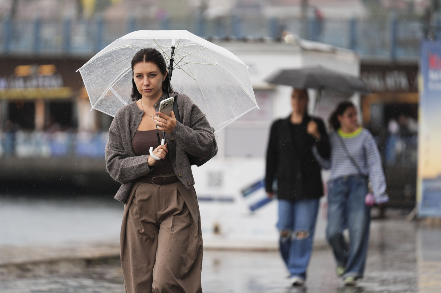 Sıcaklık hızla düşecek, sağanak aralıksız devam edecek. Bugün hava nasıl olacak?