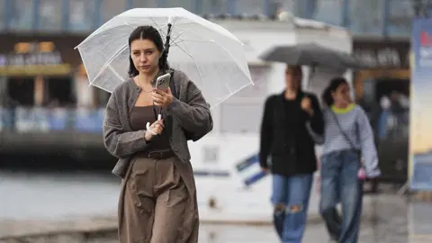 Sıcaklık hızla düşecek, sağanak aralıksız devam edecek. Bugün hava nasıl olacak?