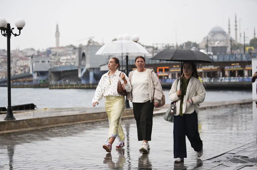 Sıcaklık hızla düşecek, sağanak aralıksız devam edecek. Bugün hava nasıl olacak? 2