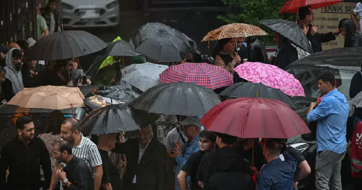 Meteoroloji saat saat uyardı. İstanbul'a sağanak geliyor, kuvvetli rüzgara dikkat