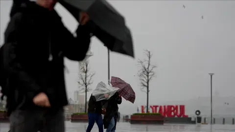Neler oluyor? Yağmur şiddetlenecek, fırtına çıkacak. İstanbul'da bu saatlere dikkat