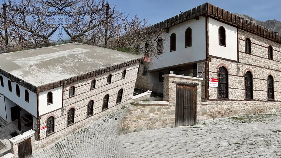 Isparta'daki 800 yıllık cami ezber bozuyor. Mimarisi dikkat çekiyor