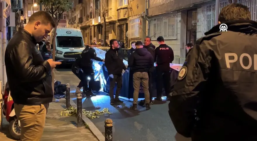 Şişli'de kesik baş cinayetinden yeni görüntüler. Cesedi bavulla balkondan çıkarıp taksiye koydular 1