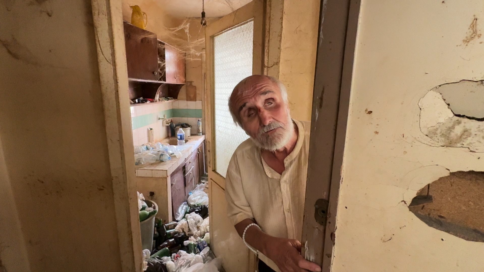 Eski müzisyen çöp evinden kopamadı. "Takip etmem gereken olaylar var"