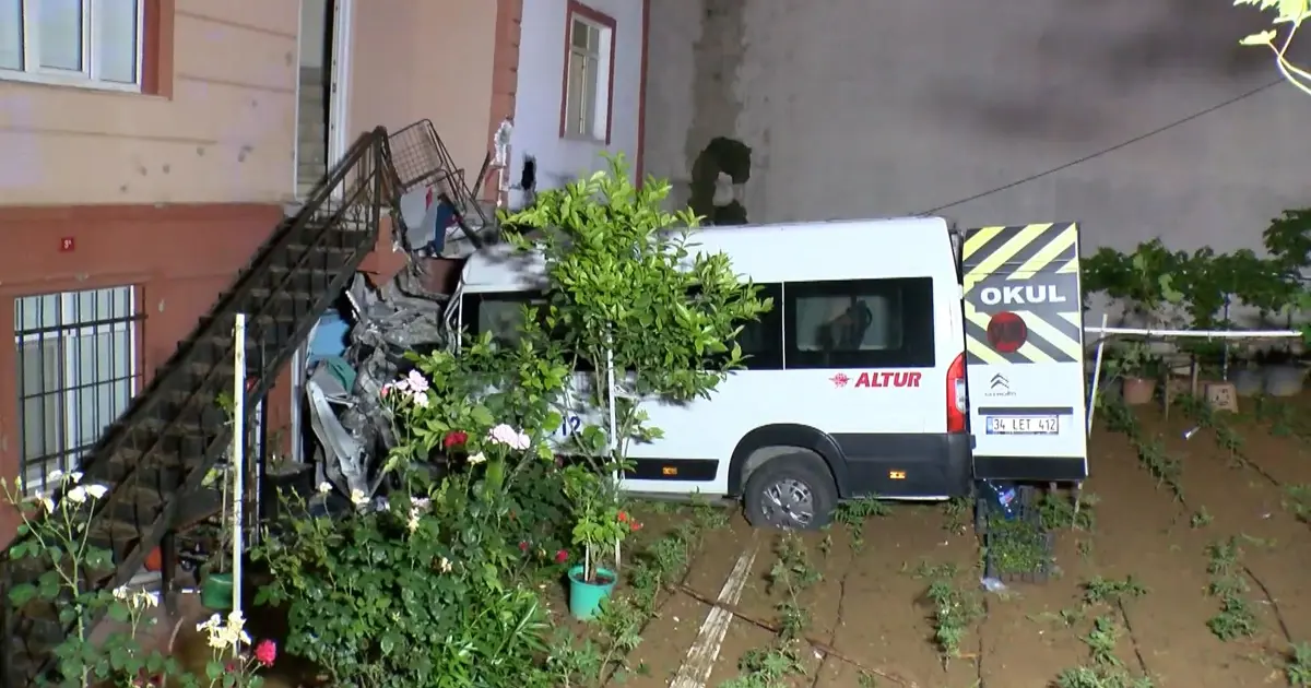 Çekmeköy’de servis minibüsünün evin bahçesine uçtuğu anlar kamerada; 1 ölü
