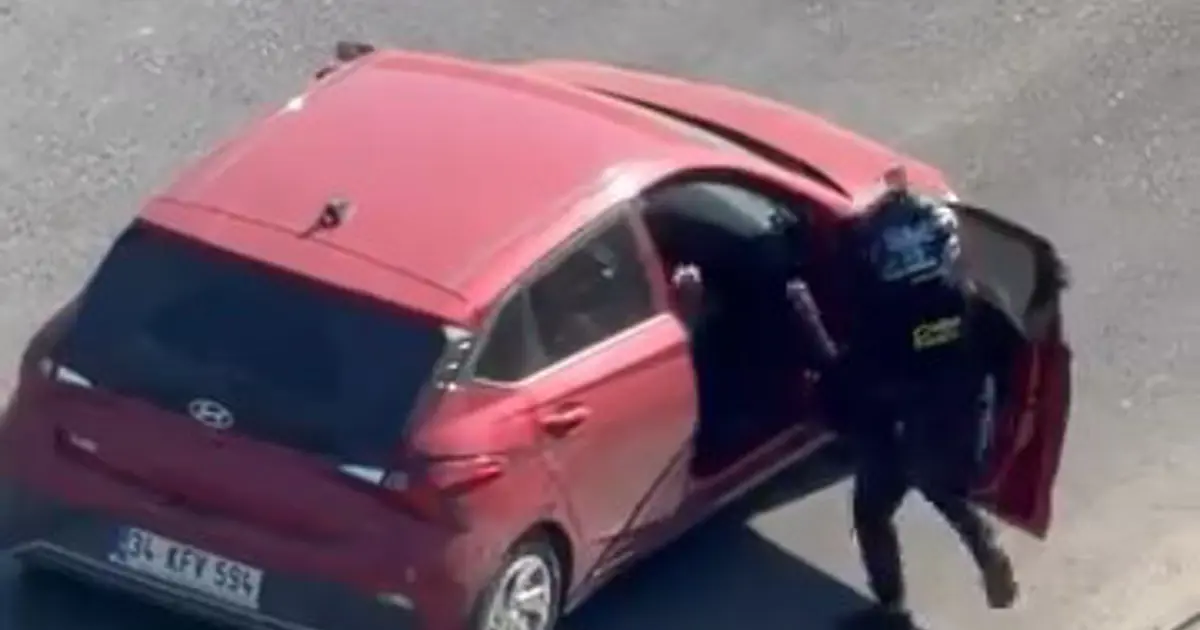 Çekmeköy’de yol verme kavgasında tekmeler havada uçuştu