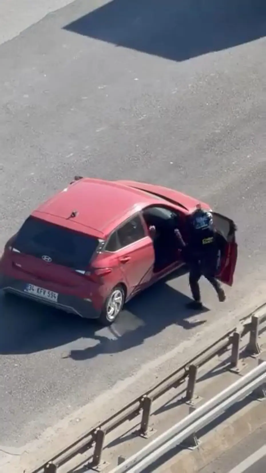 Çekmeköy’de yol verme kavgasında tekmeler havada uçuştu