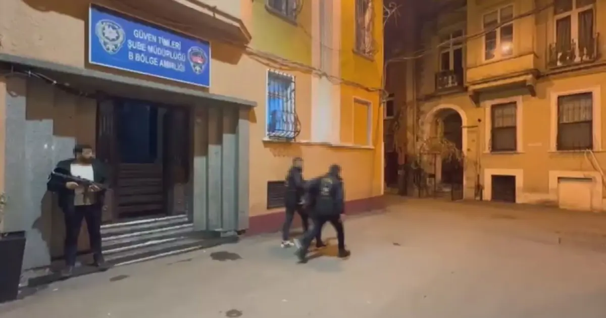 Kaldırımda uyuyan kişinin telefonunu çalıp kaçtı