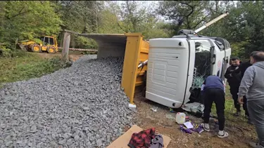 Mıcır yüklü kamyon devrildi, sürücüsü yaralandı