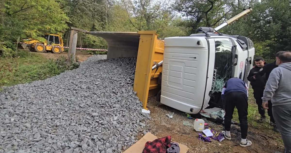 Mıcır yüklü kamyon devrildi, sürücüsü yaralandı