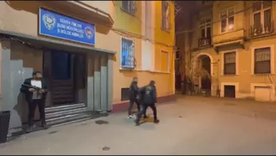 Kaldırımda uyuyan kişinin telefonunu çalıp kaçtı