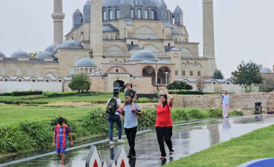 Balkanlar üzerinden yola çıktı. Yarın bu saatlere dikkat! Çok kuvvetli gök gürültülü sağanak geliyor 1