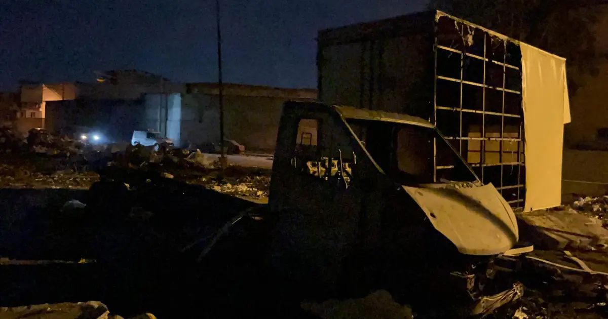 İzmir'de atık yığını yandı, kamyonet küle döndü