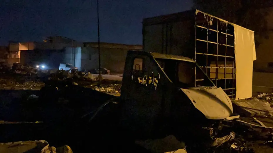 İzmir'de atık yığını yandı, kamyonet küle döndü