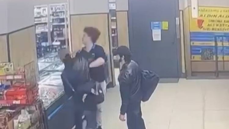 Market çalışanına yumruk atıp kaçtılar