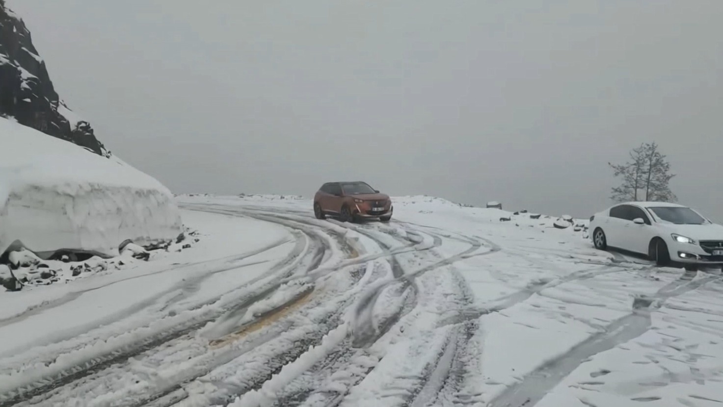 Yaza bir kala kar yağışı sürprizi: Araçlar mahsur kaldı