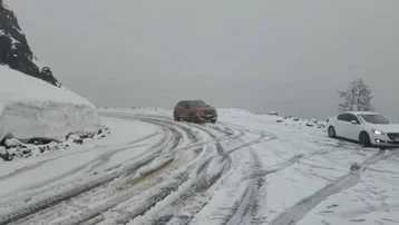 Yaza bir kala kar yağışı sürprizi: Araçlar mahsur kaldı