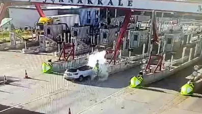 Otoyol gişelerine çarpan otomobildeki karı-kocayı ölüm ayırdı