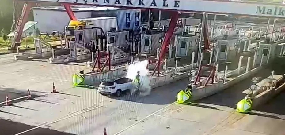 Otoyol gişelerine çarpan otomobildeki karı-kocayı ölüm ayırdı