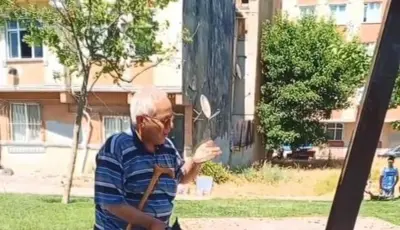 Uçmasına yardım ettiği yavru karganın annesi saldırdıSultangazi'de bir kişi uçamadığı için kurtarmaya çalıştığı yavru karganın annesinin saldırısına uğradı.