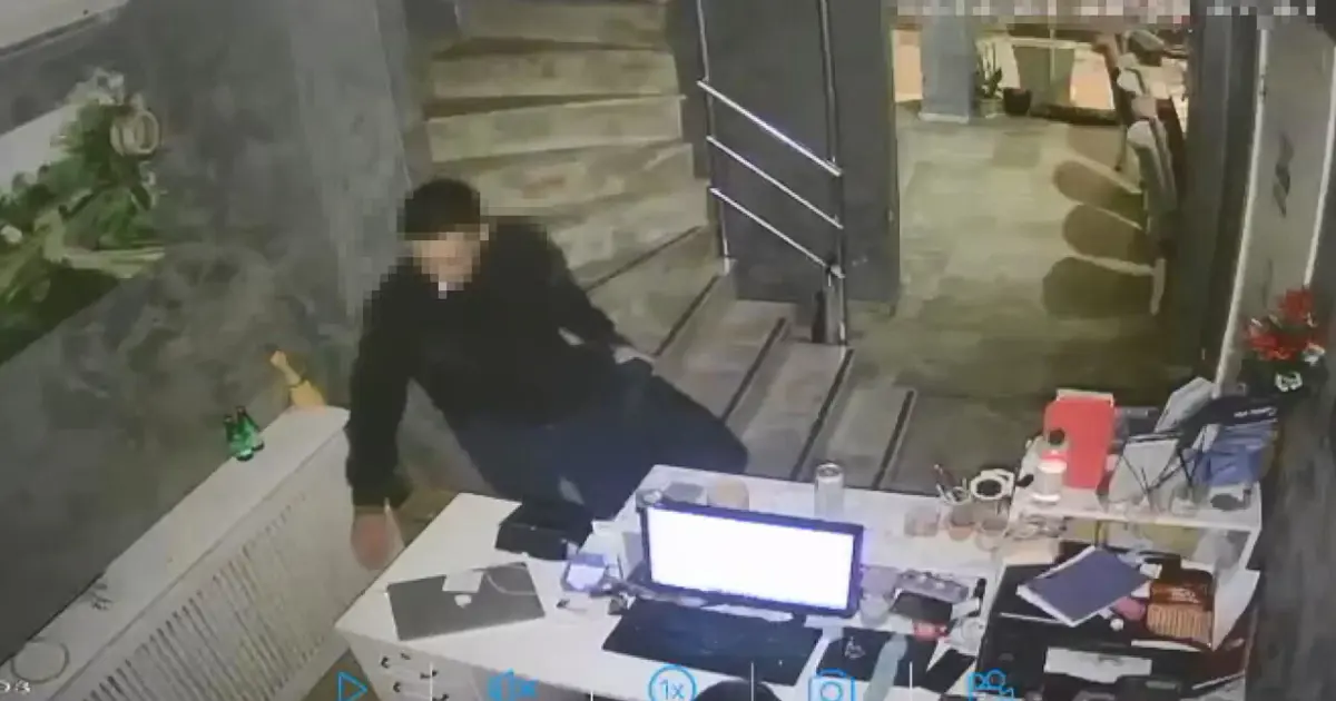 Masadaki dizüstü bilgisayarı çalan şüpheli yakalandı