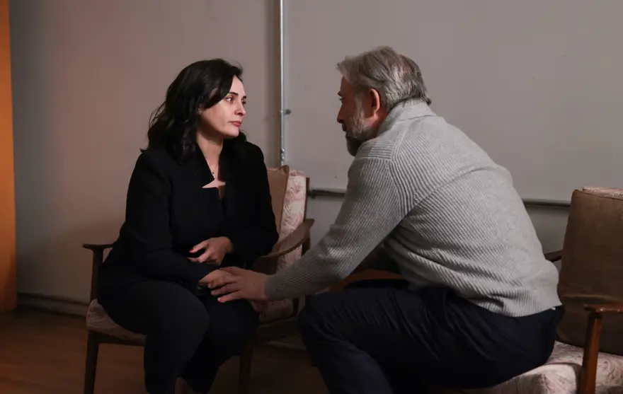 Kral Kaybederse'de Handan'dan Kenan'a yardım eli 4