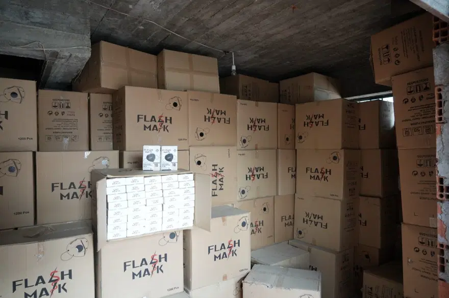 Bir ev dolusu maskeyle baş başa kaldı: Ne yapacağını bilmiyor 4