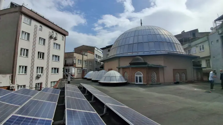 Güneş panelleri ile kendi elektriğini üreten cami: Fazla enerjisi satılıyor 3