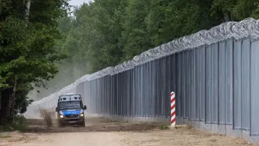 Kaçak göçmenler sınırın altından tüneller kazarak geçmiş