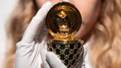 James Bond Ahtapot yumurtası kolyesini çalıp yutan kişi tutuklandı