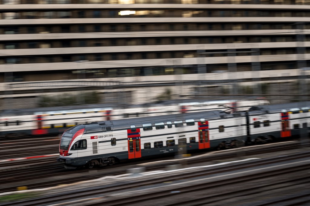 Çığ İsviçre'de treni raydan çıkardı
