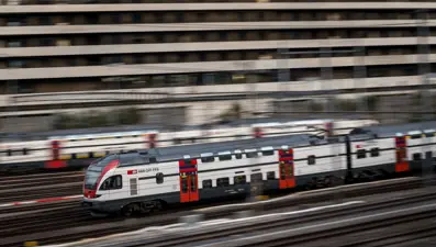 Çığ İsviçre'de treni raydan çıkardı