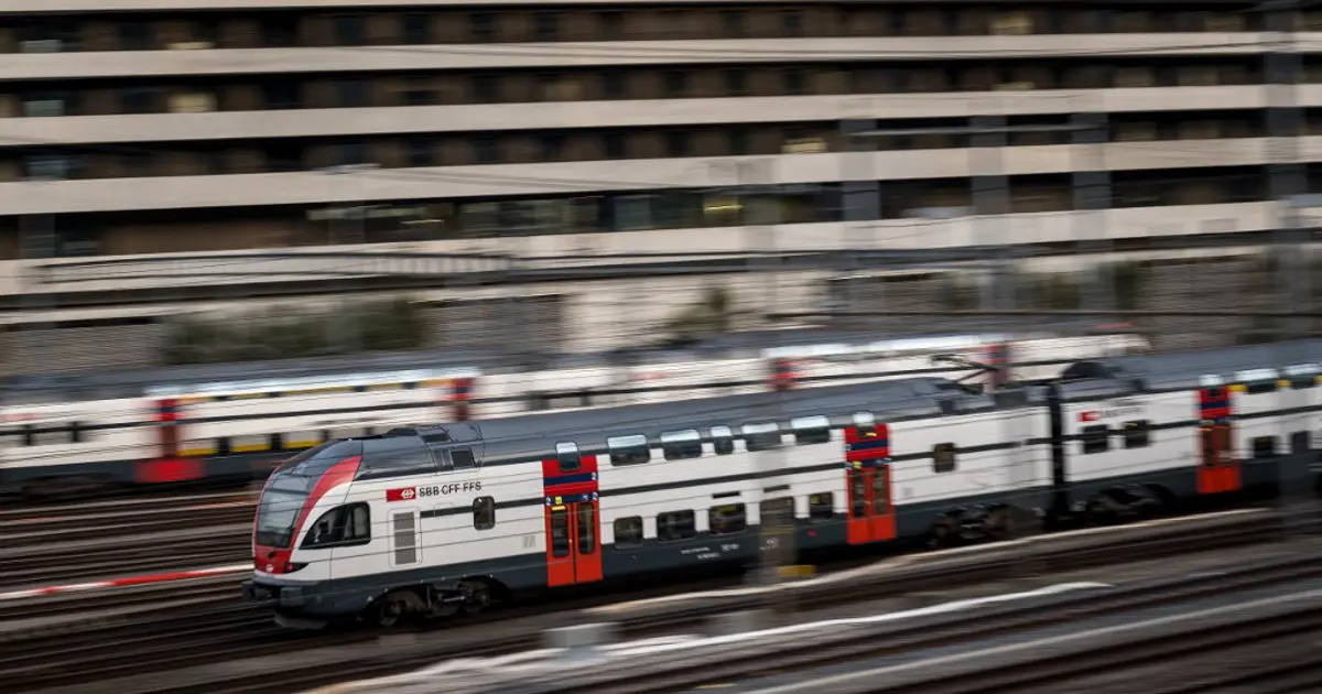 Çığ İsviçre'de treni raydan çıkardı