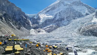 Everest'te büyük dolandırıcılık: Önce fare pisliğiyle hasta ettiler sonra kurtardılar