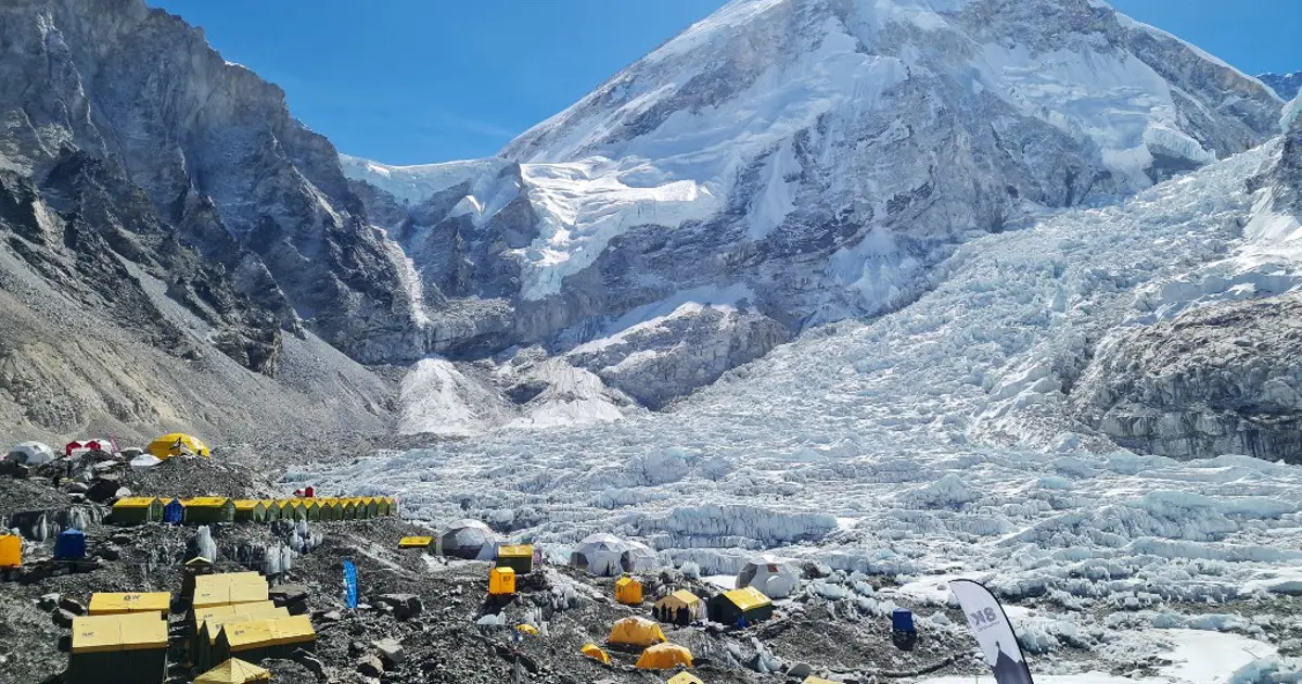 Everest'te büyük dolandırıcılık: Önce fare pisliğiyle hasta ettiler sonra kurtardılar