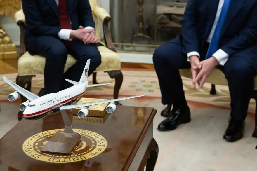 Trump, Air Force One'ı boyatıyor 