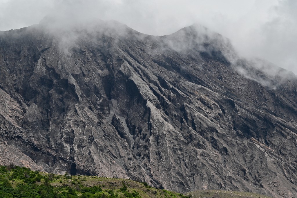 Japonya'nın en aktif yanardağı Sakurajima patladı, küller 4 bin metre yükseldi