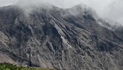 Japonya'nın en aktif yanardağı Sakurajima patladı, küller 4 bin metre yükseldi