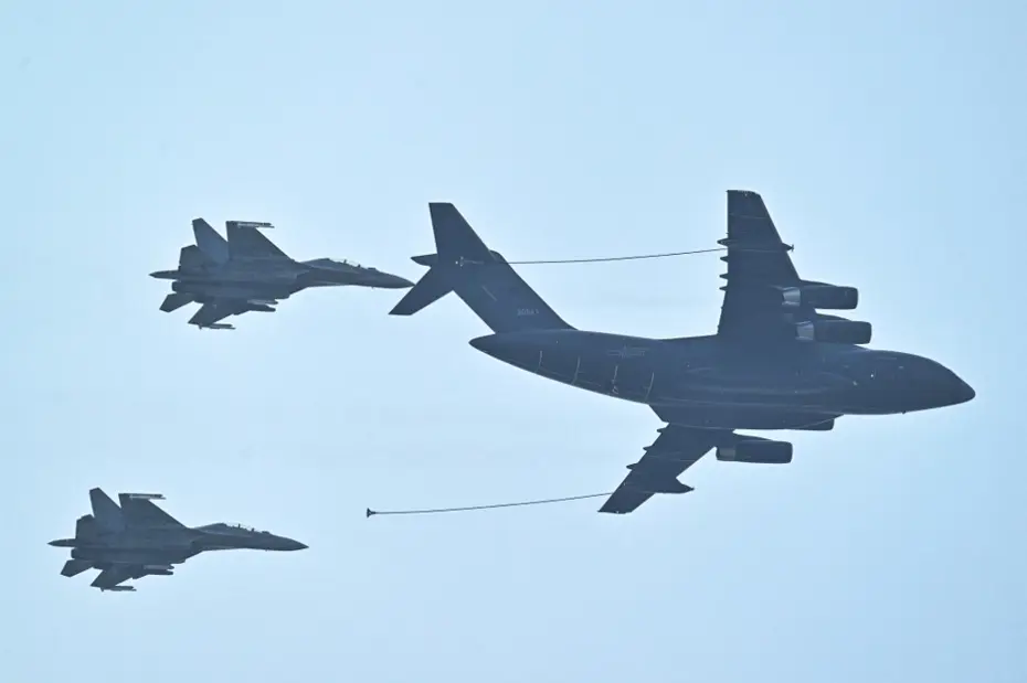 Çin'in bombardıman uçakları kritik denizin üstünde uçtu