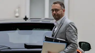 Belçikalı bakanın uçağında panik: Acil iniş yaptı