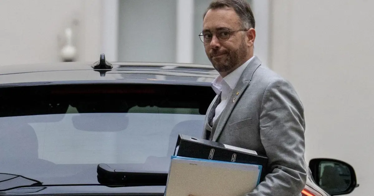 Belçikalı bakanın uçağında panik: Acil iniş yaptı