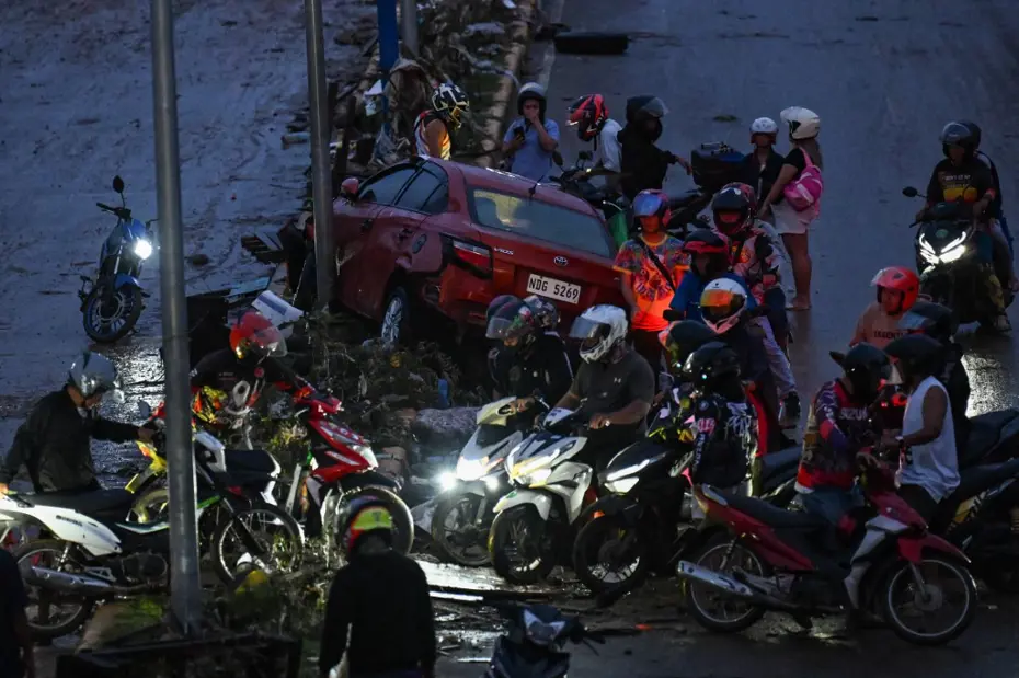 Sular altında bir gece: Kalmaegi Tayfunu en az 90 can aldı
