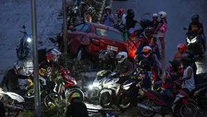 Sular altında bir gece: Kalmaegi Tayfunu en az 90 can aldı