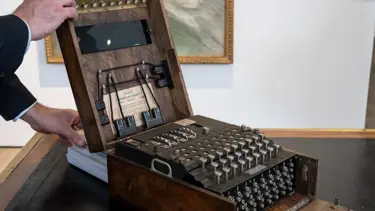 Nazilerin gizemli Enigma makinesi rekor fiyata satıldı