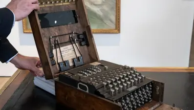 Nazilerin gizemli Enigma makinesi rekor fiyata satıldı