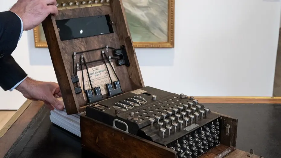 Nazilerin gizemli Enigma makinesi rekor fiyata satıldı