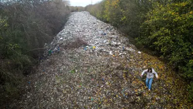 İngiltere'de 150 metrelik "çöp nehri" oluştu