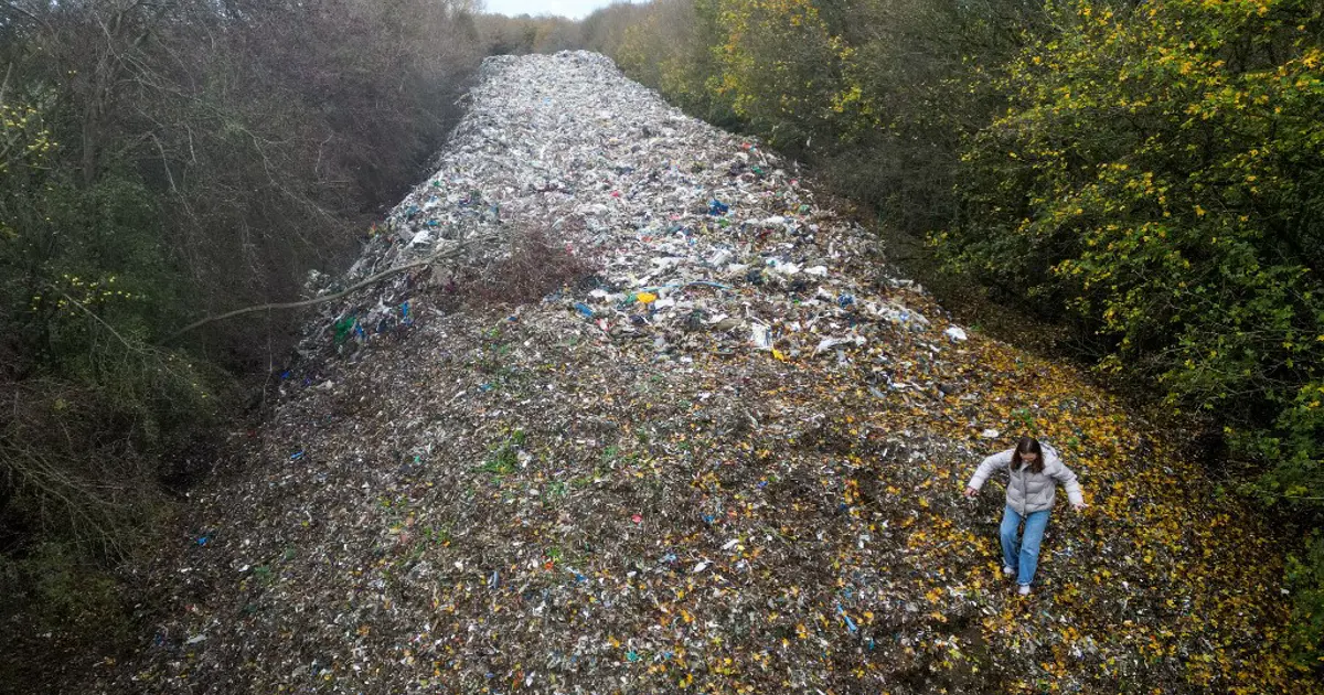 İngiltere'de 150 metrelik "çöp nehri" oluştu